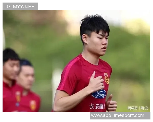 媒体人解读杨立瑜竖大拇指事件背后的真实情感与球迷互动的误解